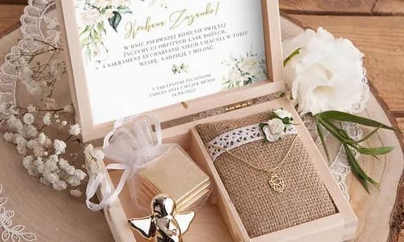 Prezent na Komunię dla Chrześnicy: Pomysły od Matki Chrzestnej