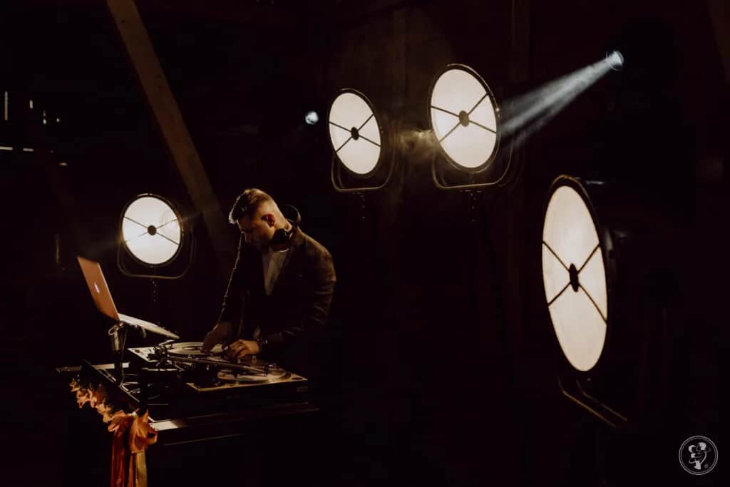 Ile kosztuje DJ na wesele 2026? Sprawdź ceny i porównaj oferty