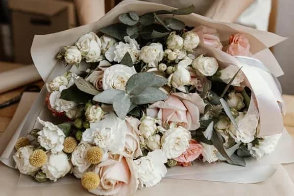 Idealne kwiaty na rocznicę ślubu: Symbolika i praktyczne porady