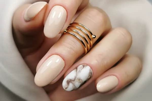Manicure na Komunię: Eleganckie inspiracje dla mamy (do 70 znaków)