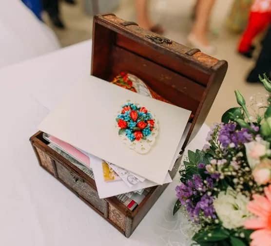 Ile daje chrzestny na wesele 2026? Kwoty, rady, savoir-vivre